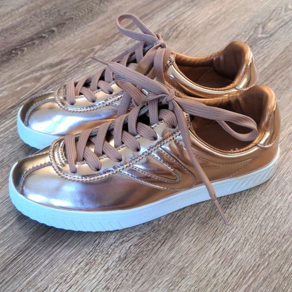 NWOT Tretorn Camden 2 Rosegold Pink Metallic Sneakers